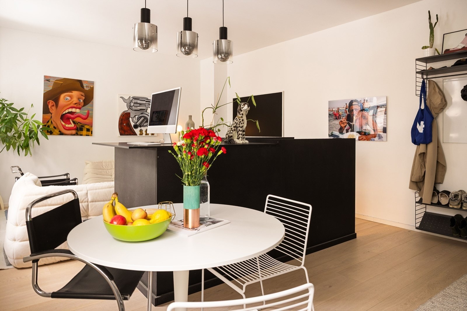 Trappeløpet ned til kjelleren fungerer ypperlig som frokostbord med barstoler, eller arbeidsstasjon som vist her. Galleribilde