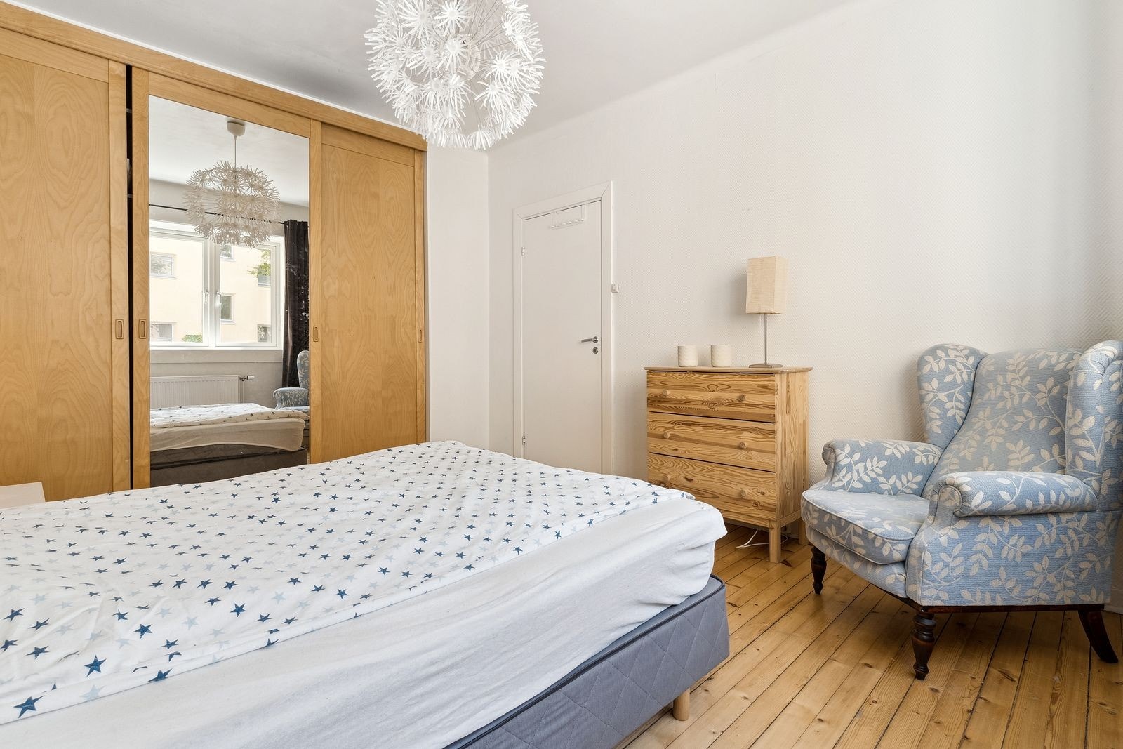 Romslig soverom som vender inn mot bakgården. Skyvedørsgarderobe med god plass til oppbevaring. Galleribilde