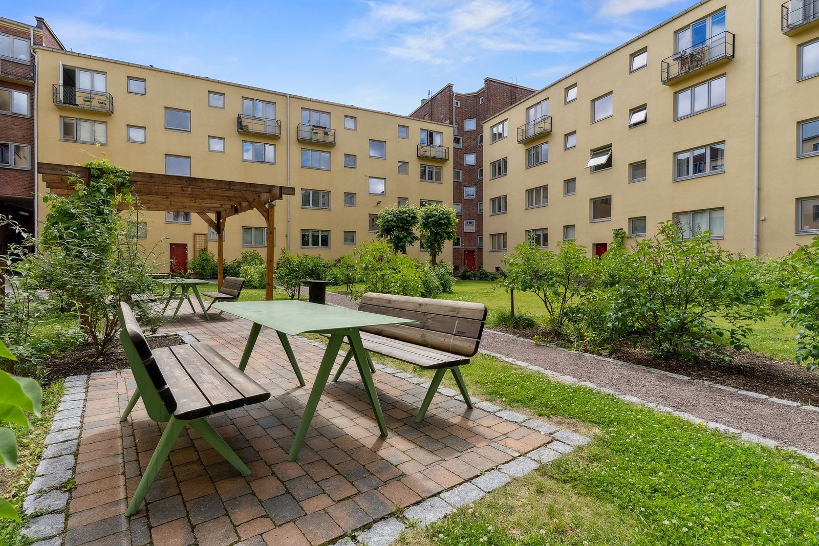 Pent opparbeidet bakgård med flere soner. Fellers sykkelbod i bakgården. Galleribilde