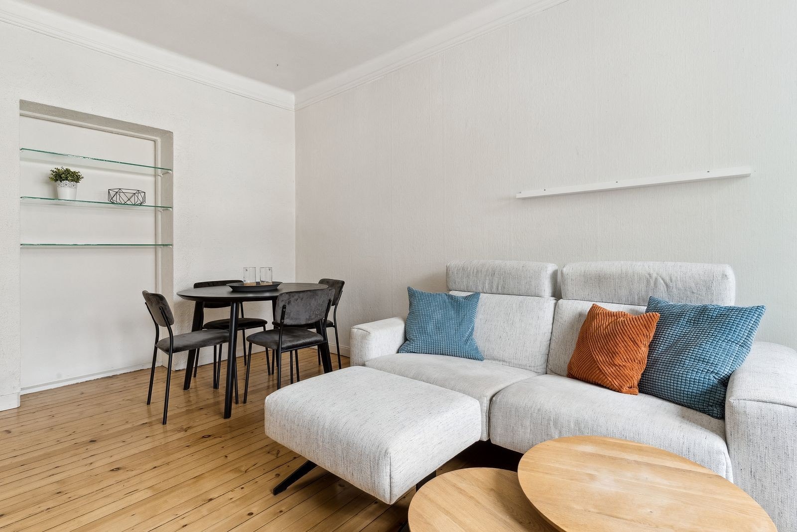 God plass til både sofa og spisebord i stuen. Galleribilde
