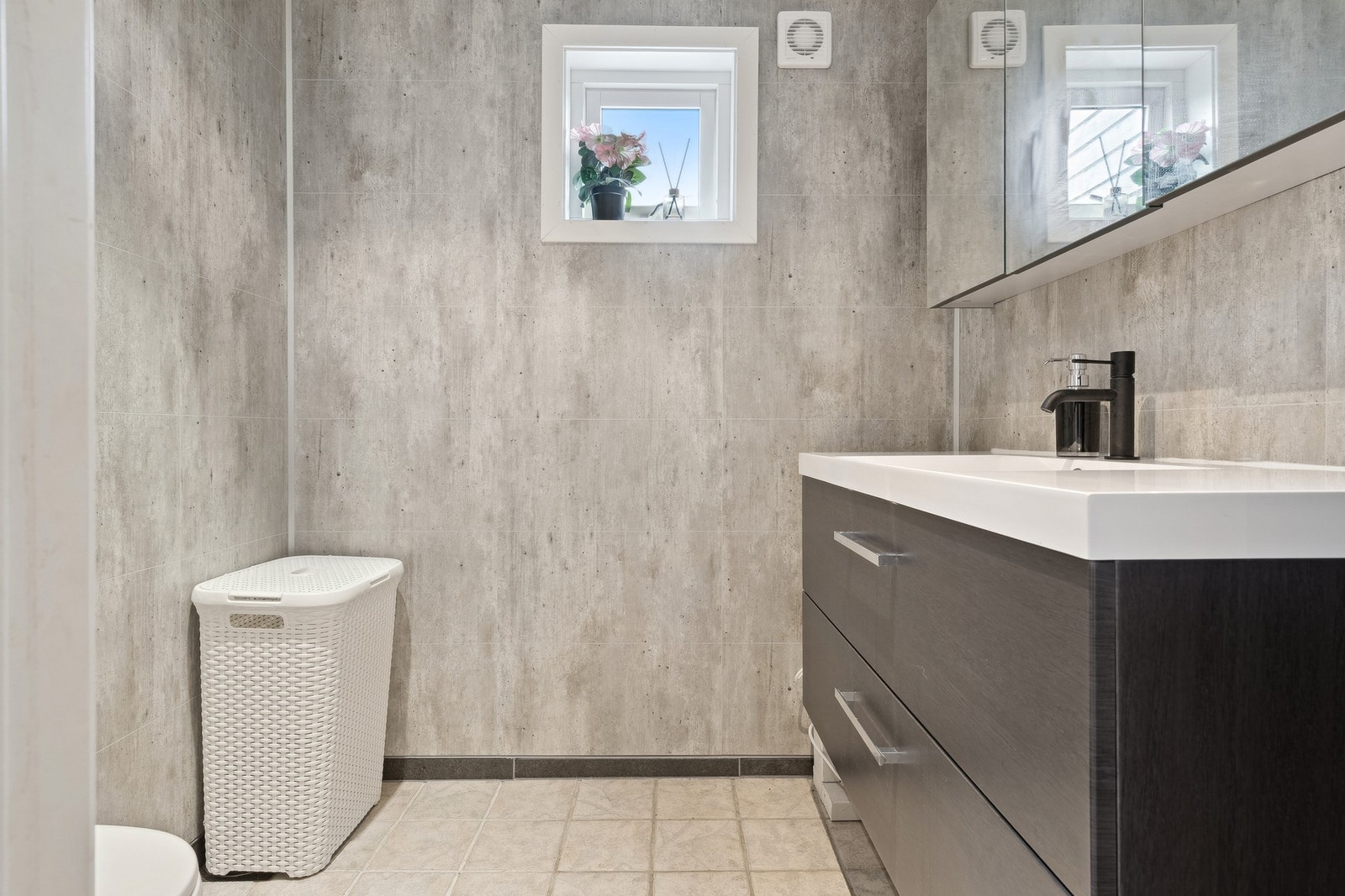 Delikat toalettrom i hovedetasjen. Galleribilde