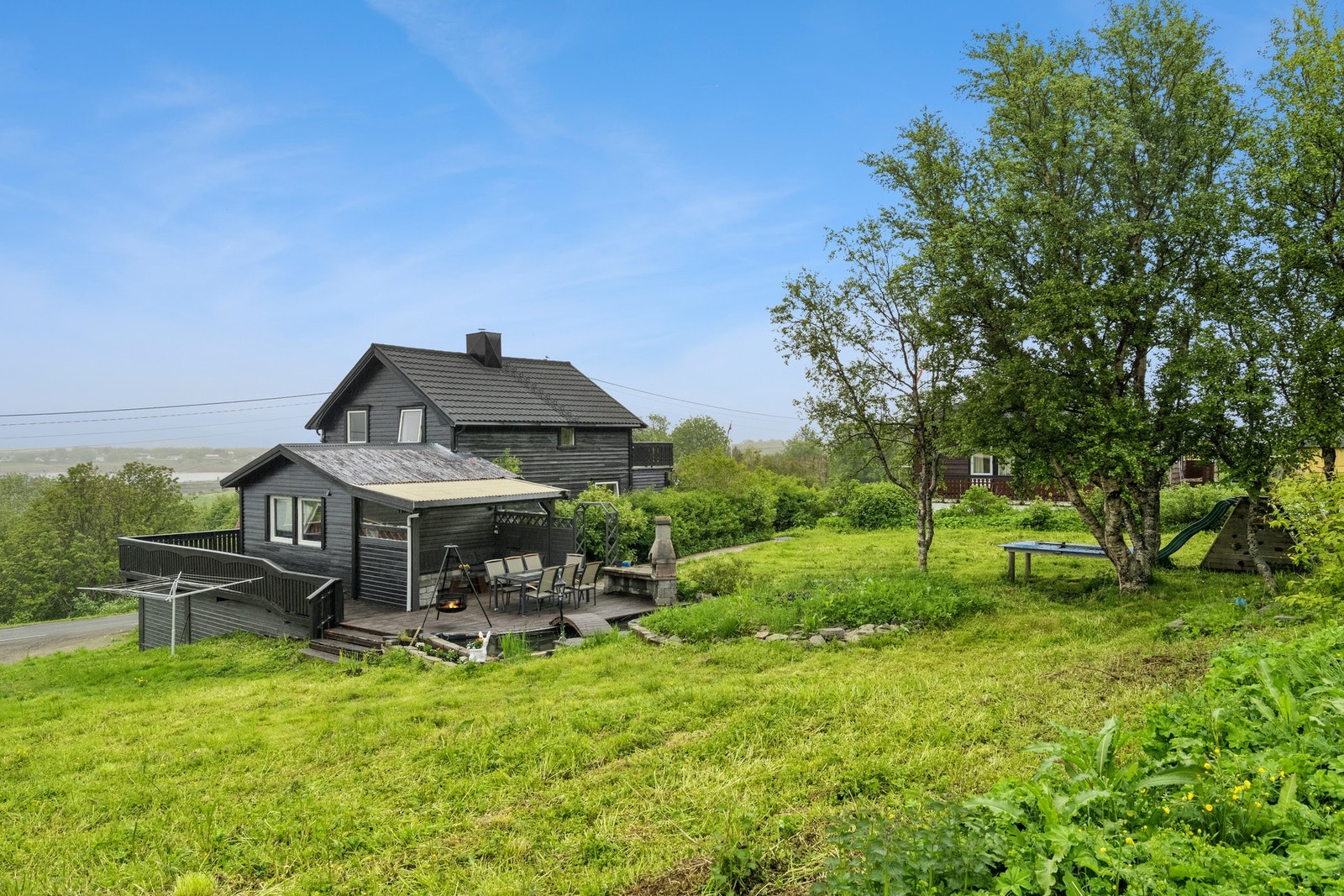 Fra eiendommen er det kort avstand til Leknes sentrum. Galleribilde