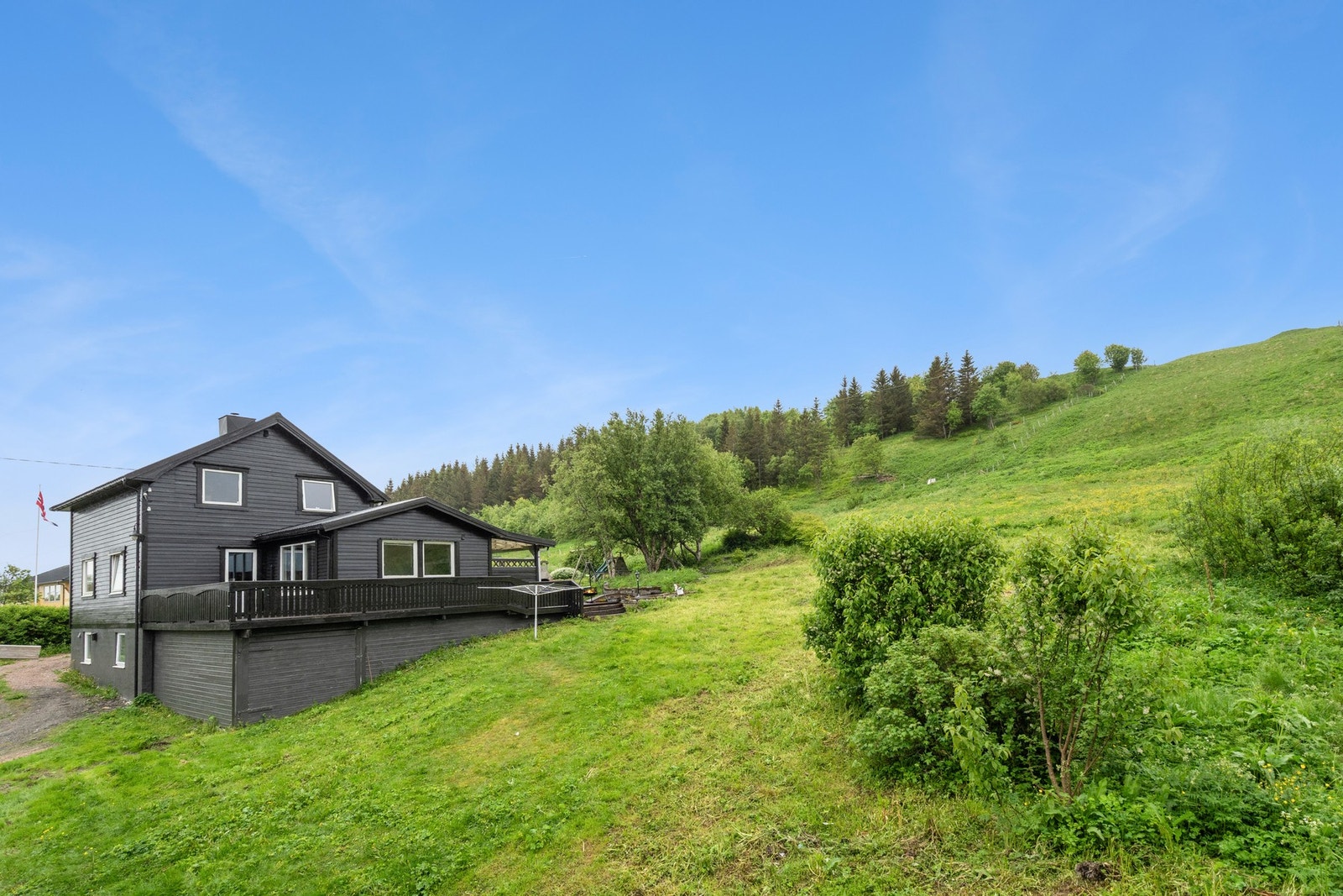 Eiendommen kan by på stor tomt, gode solforhold og nærhet til havet. Galleribilde