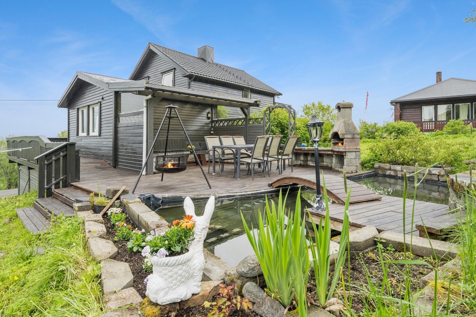 Eiendommen er omkranset av et flott grøntareal! Galleribilde