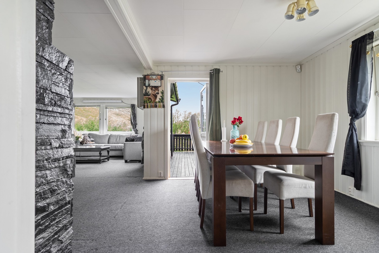 Godt med plass for en stor og trivelig spisegruppe. Galleribilde