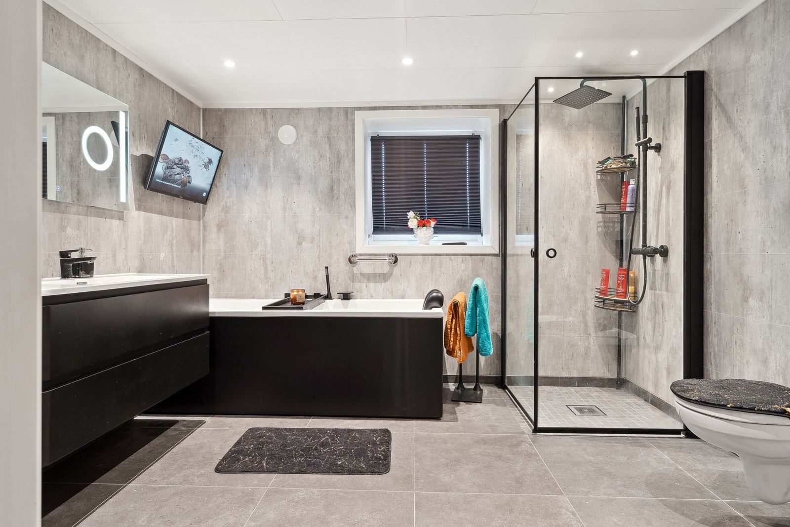 Eneboligen er oppgradert i senere tid, med blant annet nytt kjøkken og moderne bad, med synlig tv fra dusj og badekar. Galleribilde