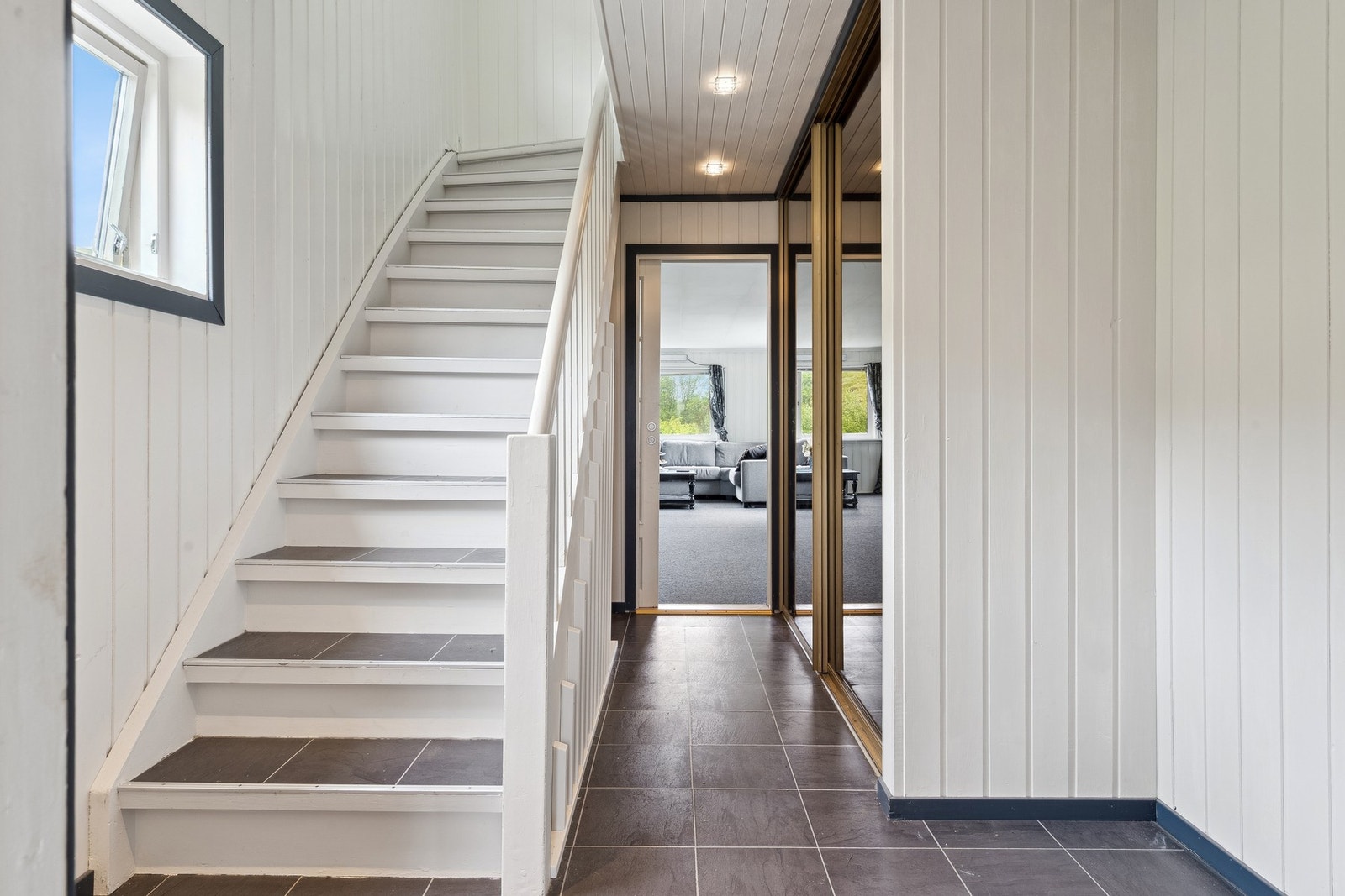 Hallen tilbyr på god lagringsplass. Vi går videre fram mot stuen, spisestuen og kjøkkenet. Galleribilde