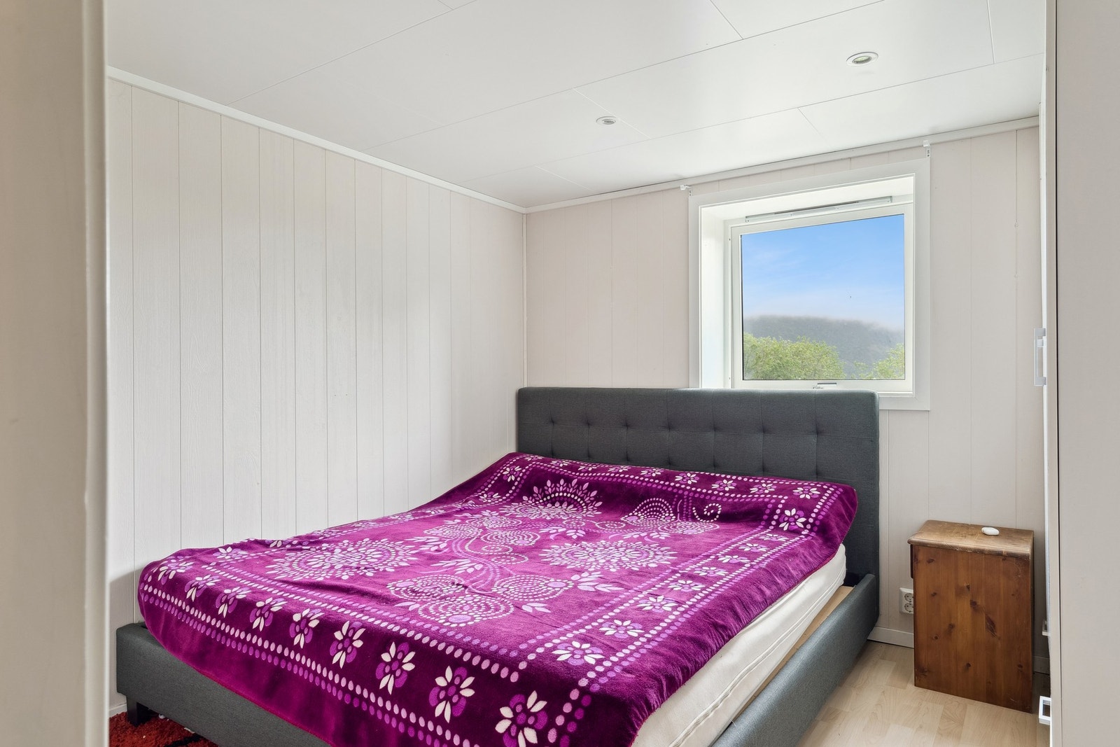 Innredet soverom i underetasjen. Det gjøres oppmerksom på at rommet ikke er godkjent som soverom av kommunen. Galleribilde