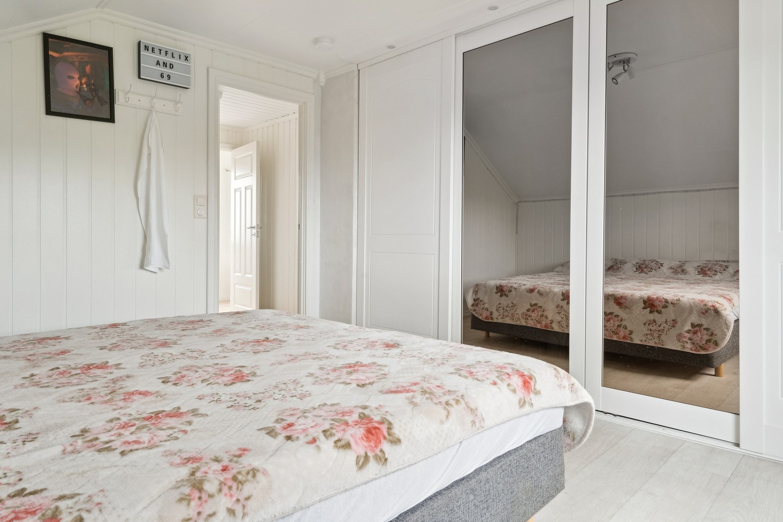 Hovedsoverommet tilbyr skyvedørsgarderobe av god størrelse. Galleribilde