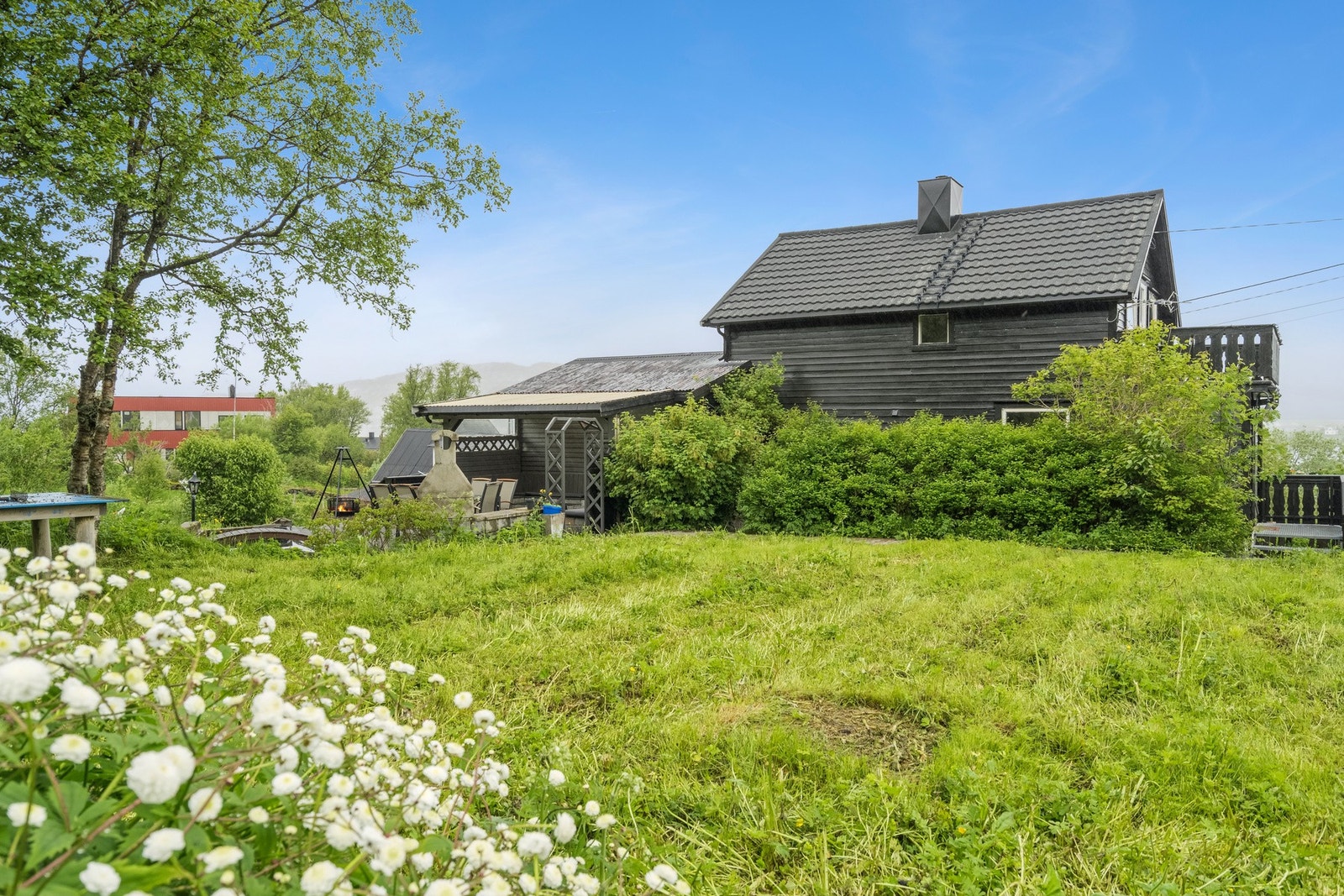 Flott hage hvor barn kan leke. Galleribilde