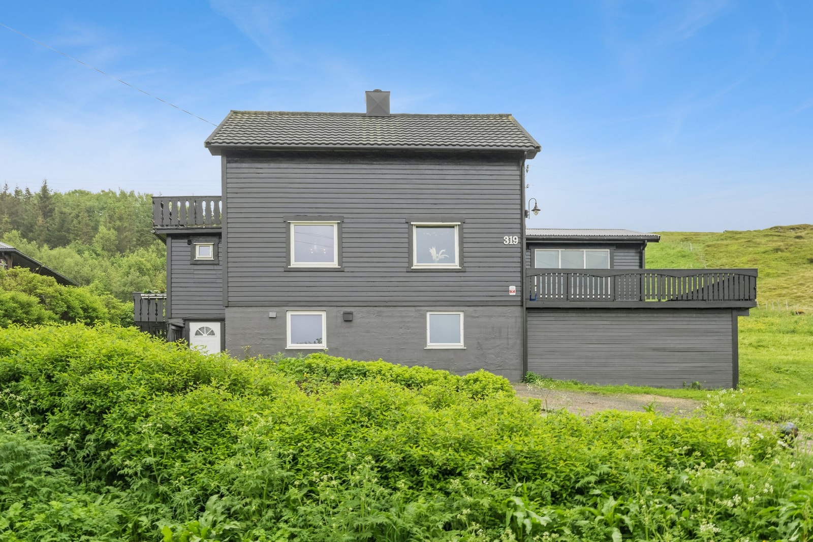 Velkommen til Haugveien 319 - Presentert av - EiendomsMegler1 Lofoten! Foto: EFKT. Galleribilde