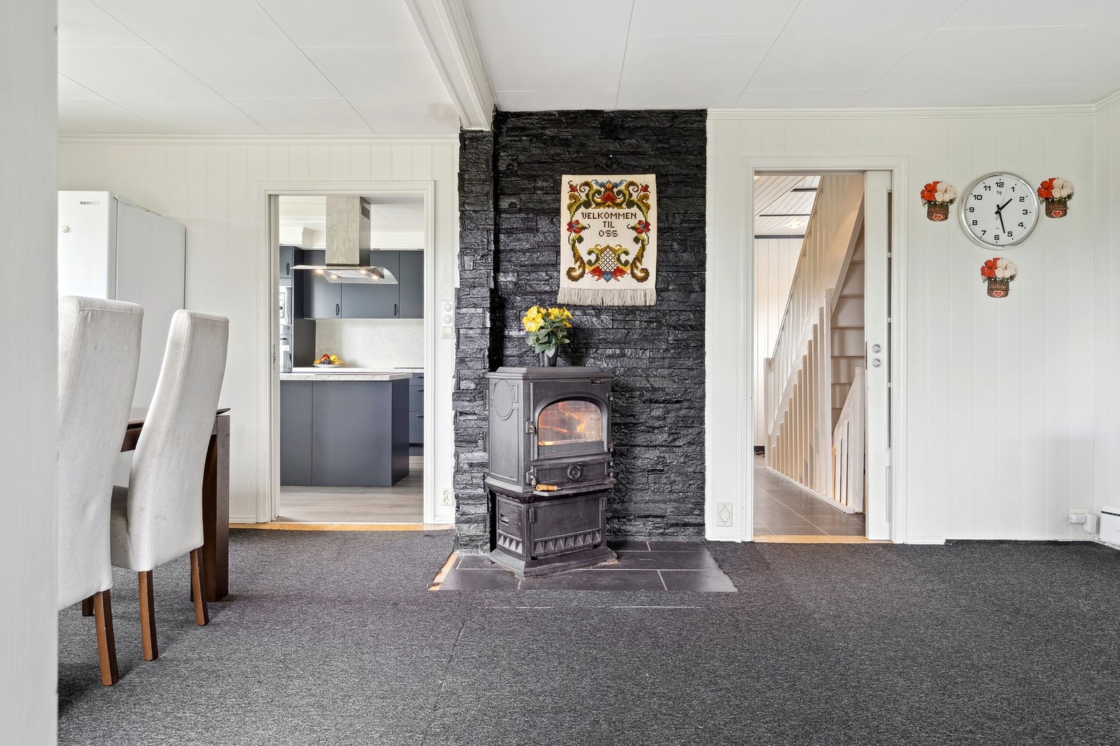 Kjøkkenet ligger adskilt til og adkomst fra spisestuen. Galleribilde