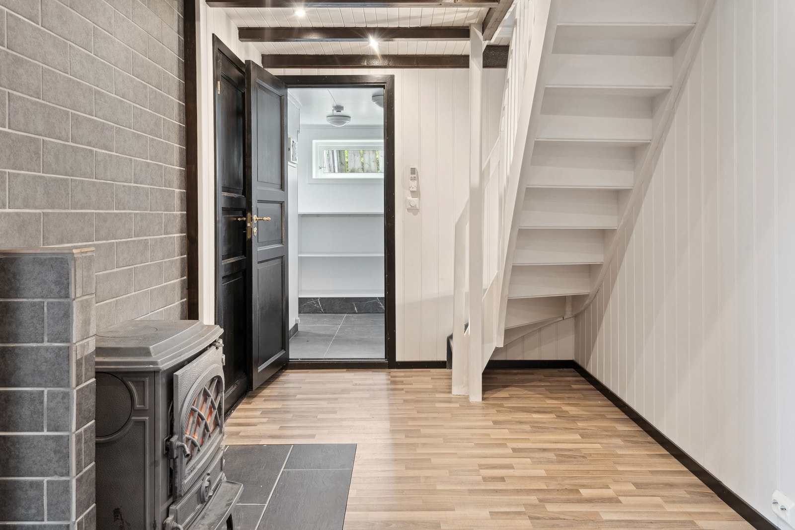 I kjelleren befinner det seg et innredet soverom, bad og et vaskerom. Galleribilde