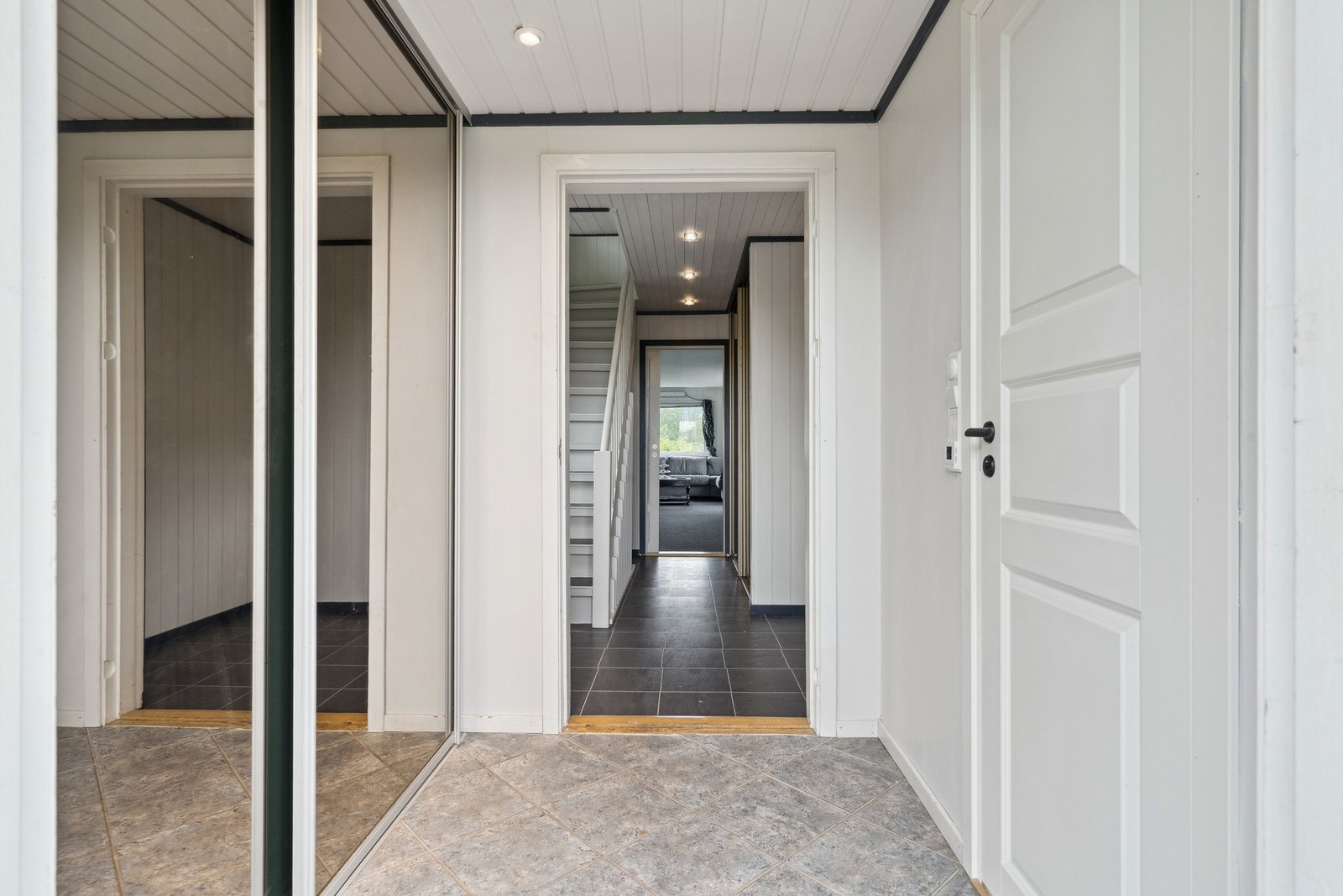 Velkommen inn - I boligens første etasje har du hall, toalettrom, stue, spisestue og kjøkken. Galleribilde