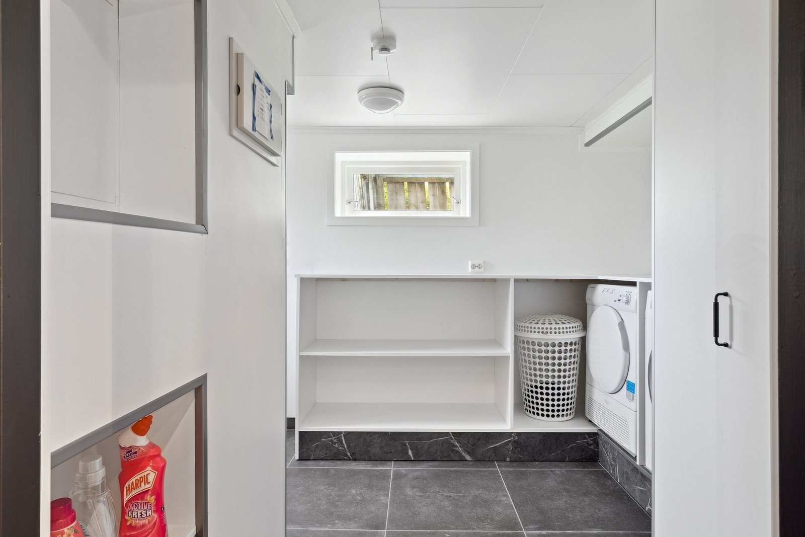 Vaskerom med god oppbevaringsplass. Galleribilde
