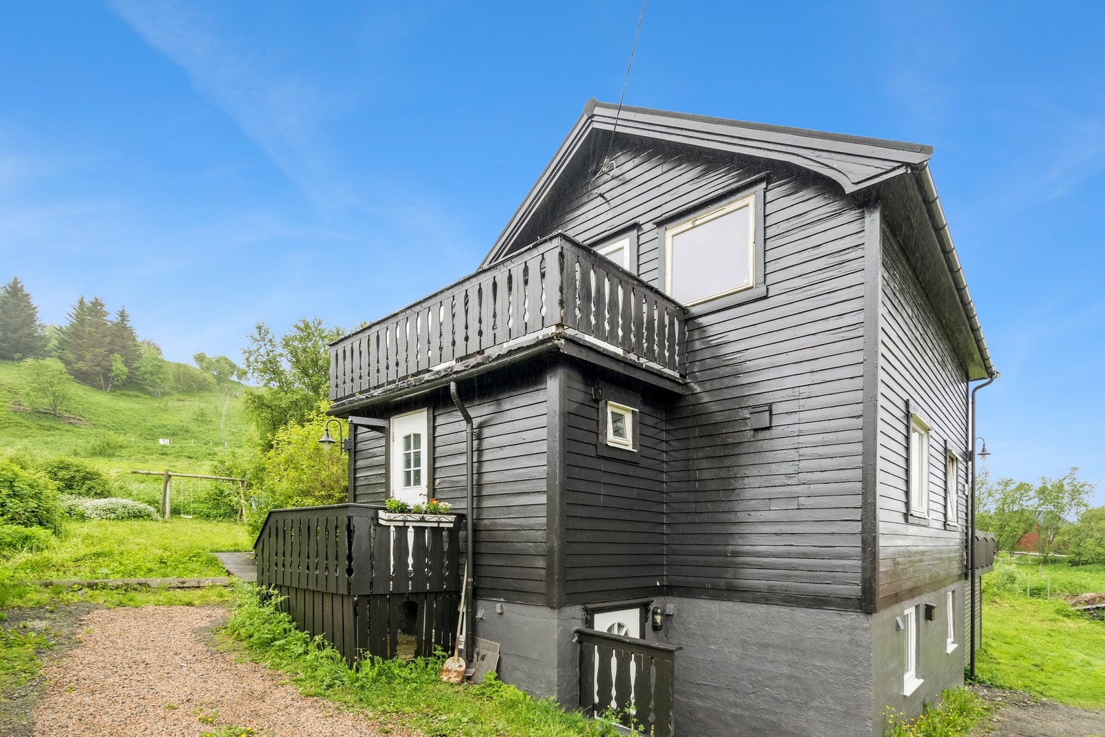 Eneboligen er nylig malt. Galleribilde