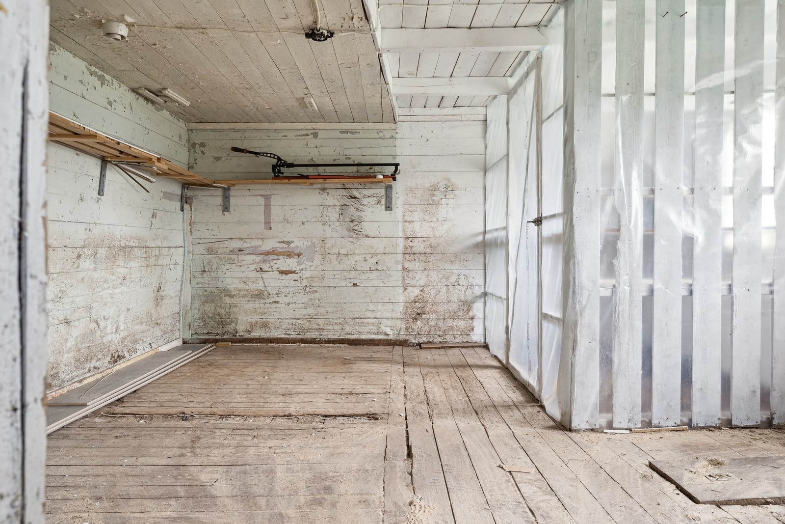 Innsiden av uthuset/boden. Galleribilde