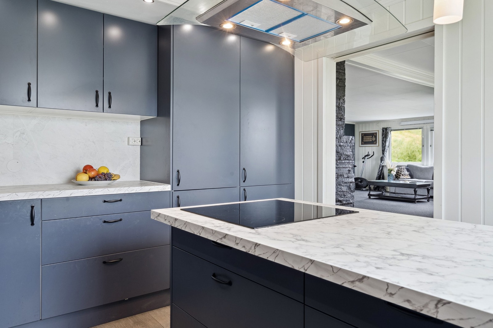 Rikelig med skap- og benkeplass inne i kjøkkensonen. Galleribilde