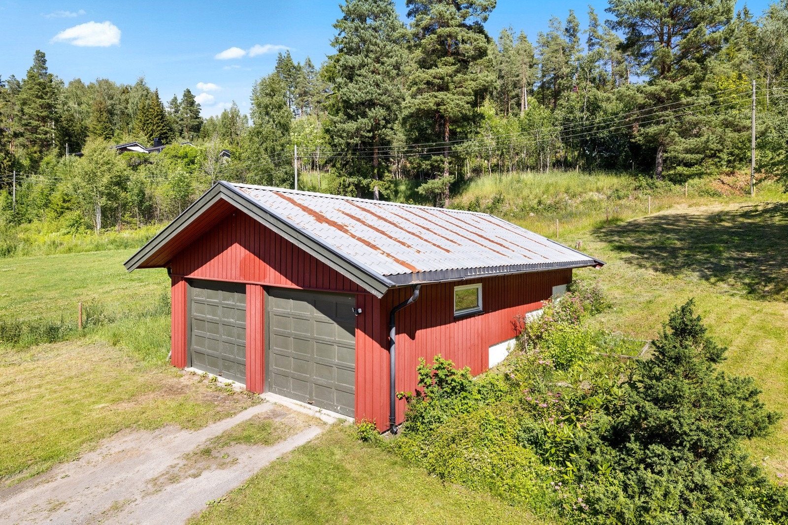 Stor dobbeltgarasje. Galleribilde
