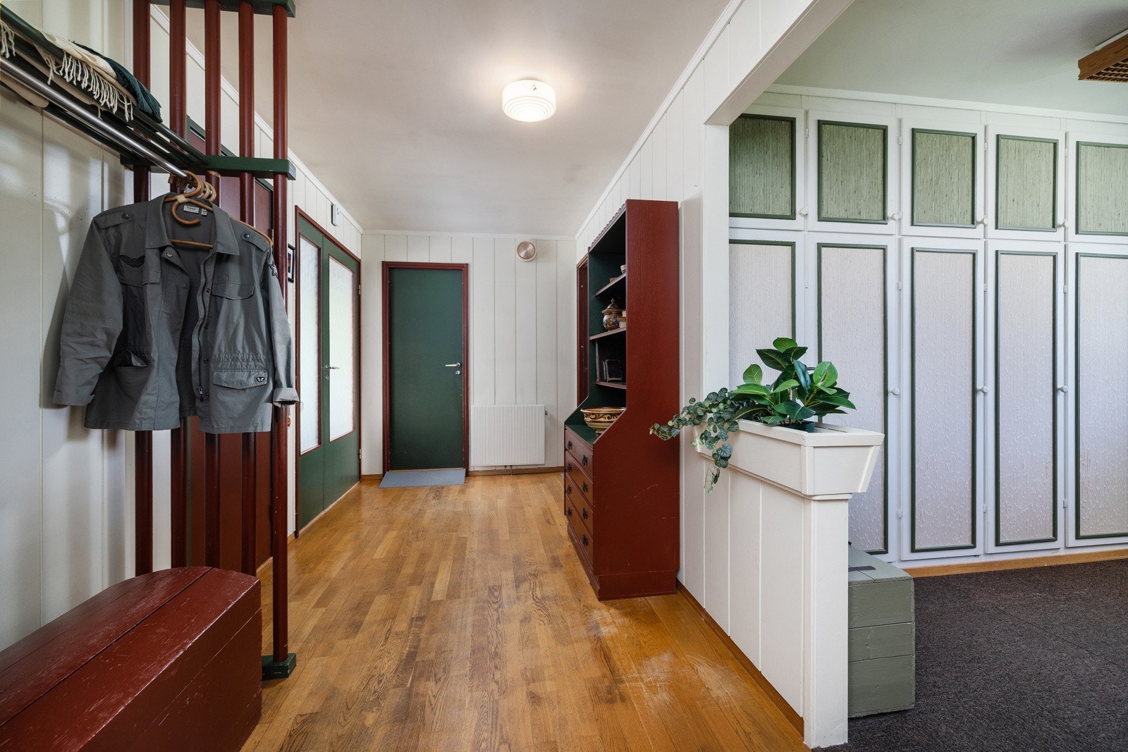 Lys og innbydende entré med god plass til oppbevaring og garderobe. Galleribilde