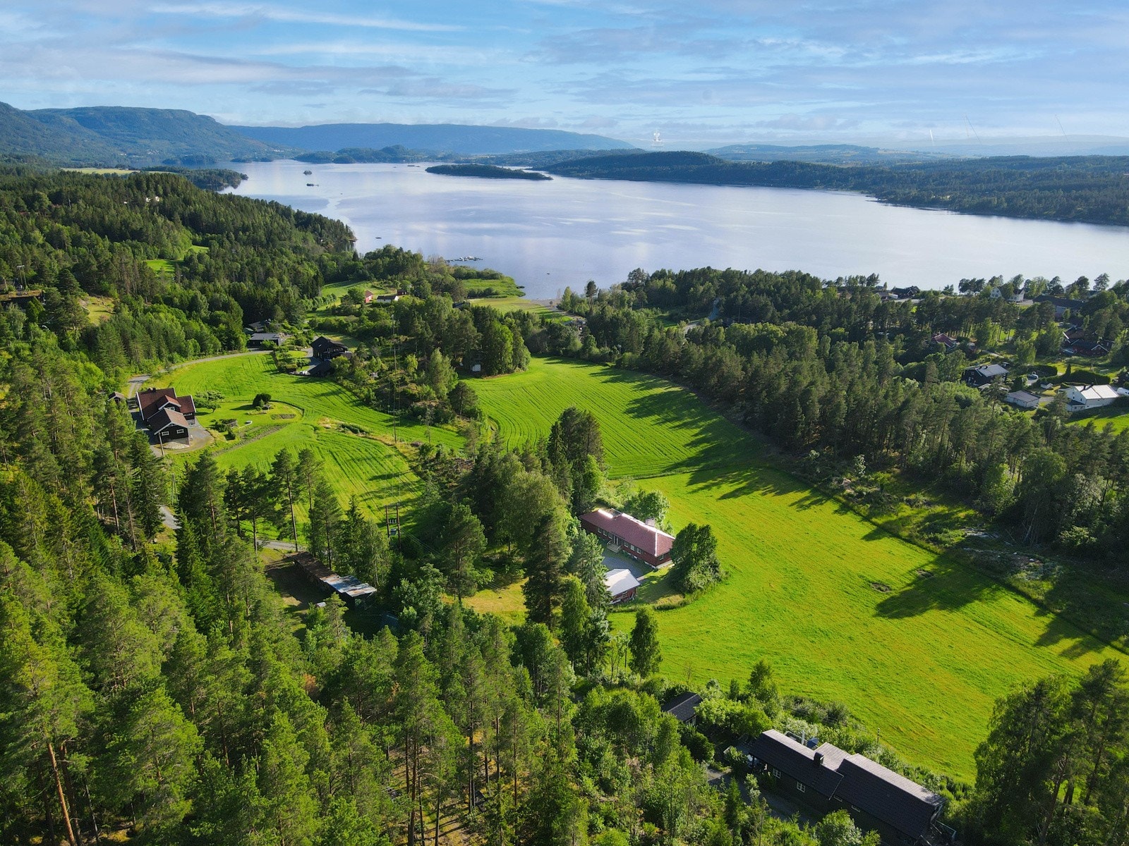 En flott "perle" midt i åsa med flott utsikt og skjermet beliggenhet. Galleribilde