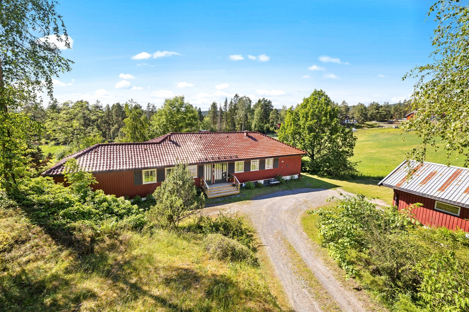 Romslig gårdsplass med god parkering og dobbelgarasje. Galleribilde