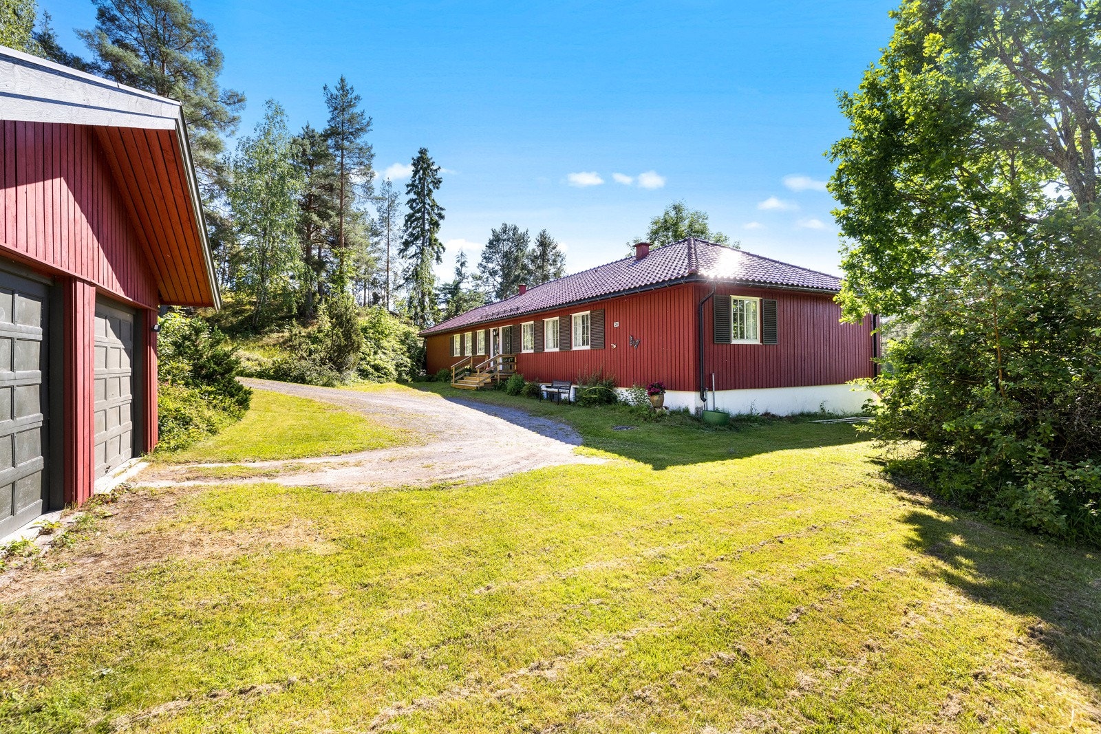 Godt med plass til biler på egen tomt og i garasje. Galleribilde