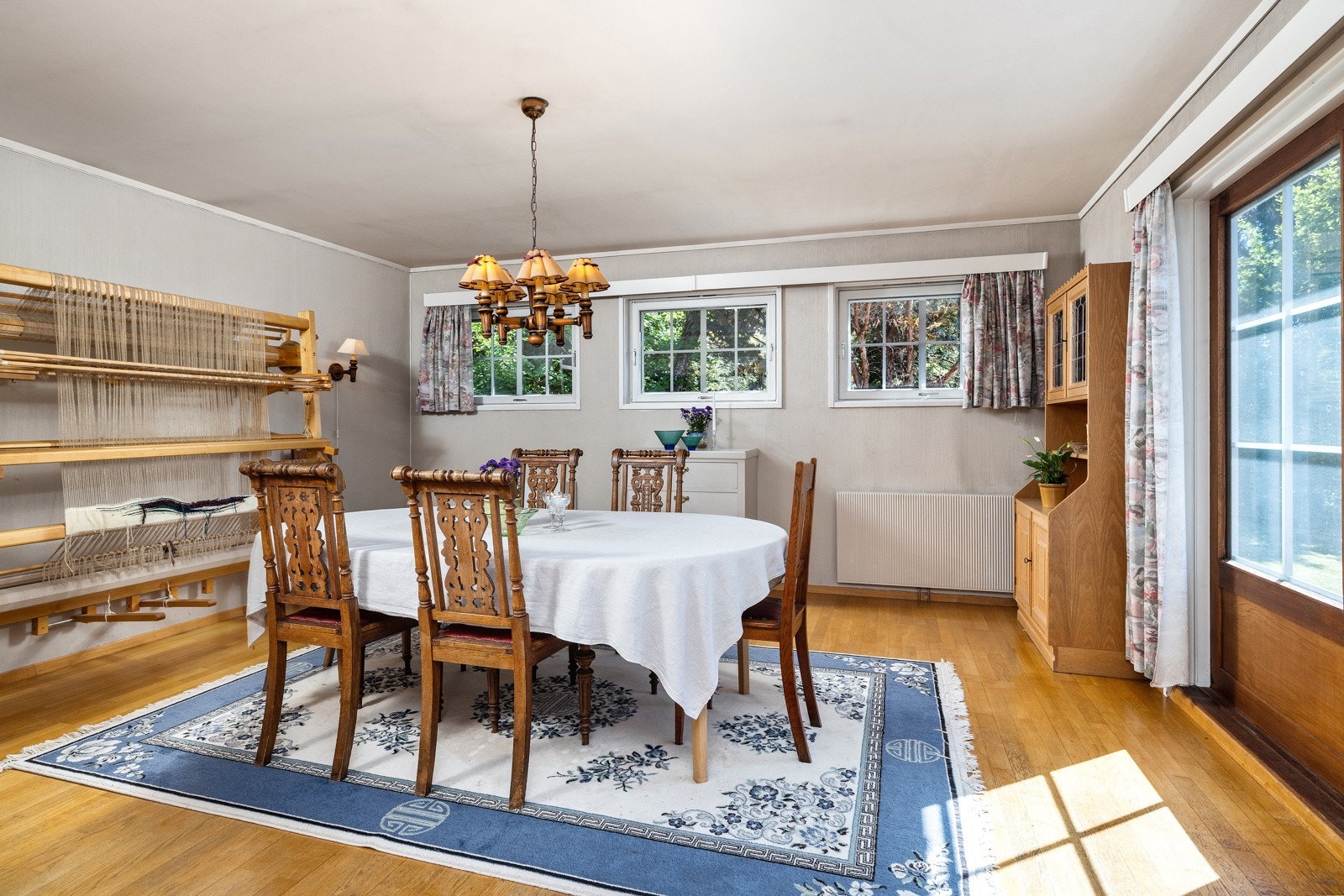Lys og romslig spisestue med plass til langbord. Utgang til terrasse. Galleribilde
