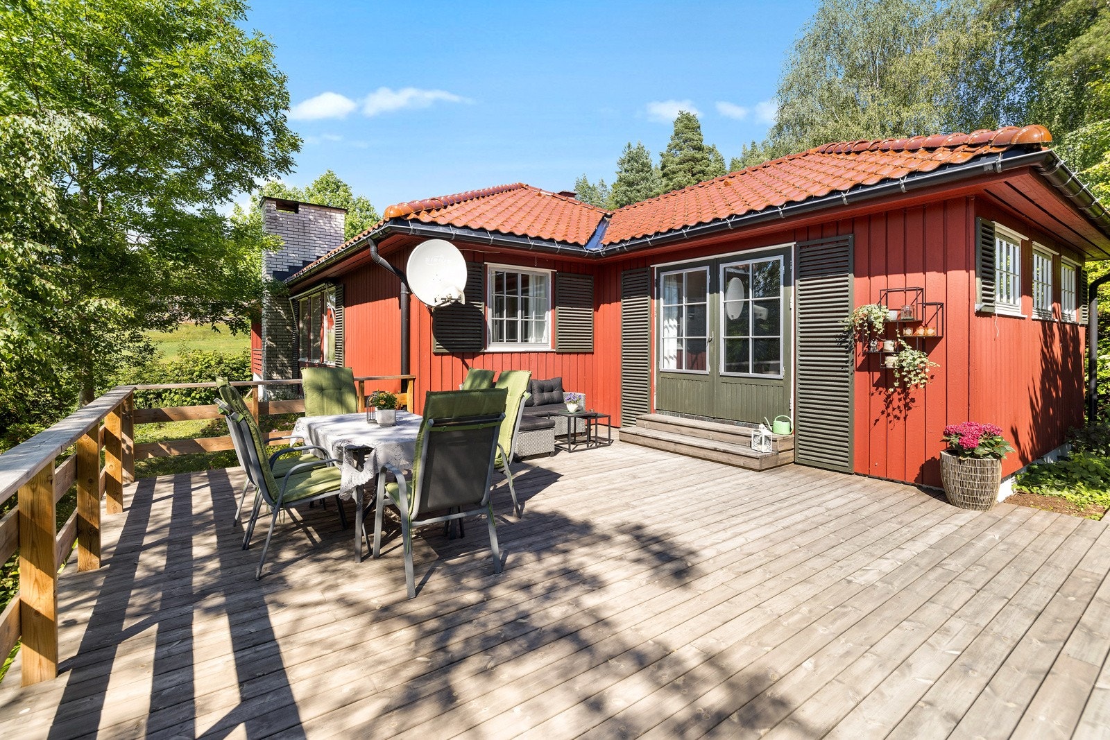 Sørvestvendt terrasseplatting med god utsikt mot steinsfjorden. Galleribilde