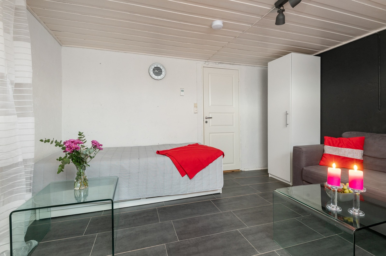 Rom innredet som kjellerstue; 14 kvm. Galleribilde