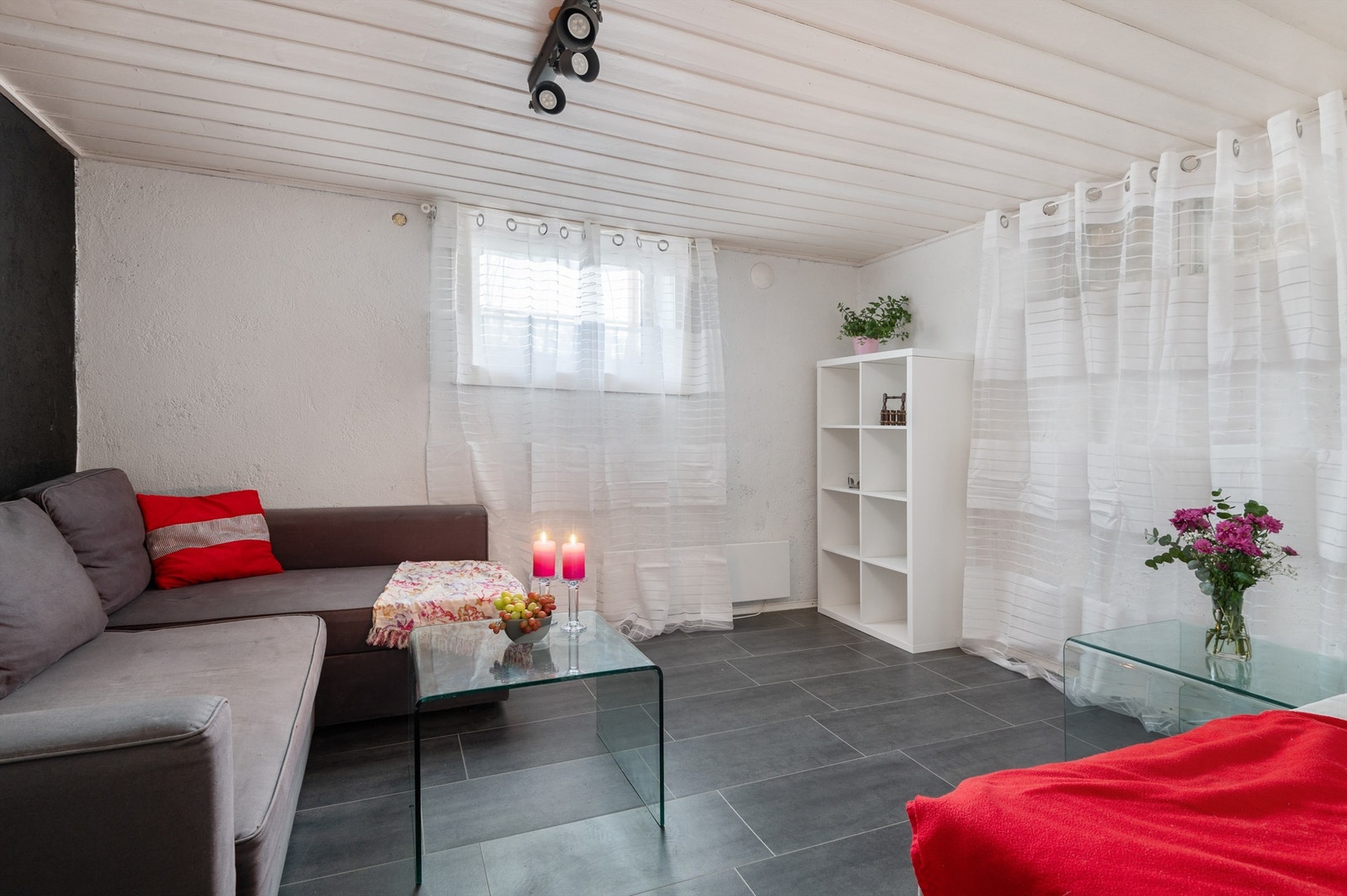 Det er ikke søkt om godkjenning fra kommunen til den innredede kjelleretasjen. Den er følgelig ikke godkjent for varig opphold, og kjøper overtar alt av ansvar, kostnad og risiko for dette videre. Galleribilde