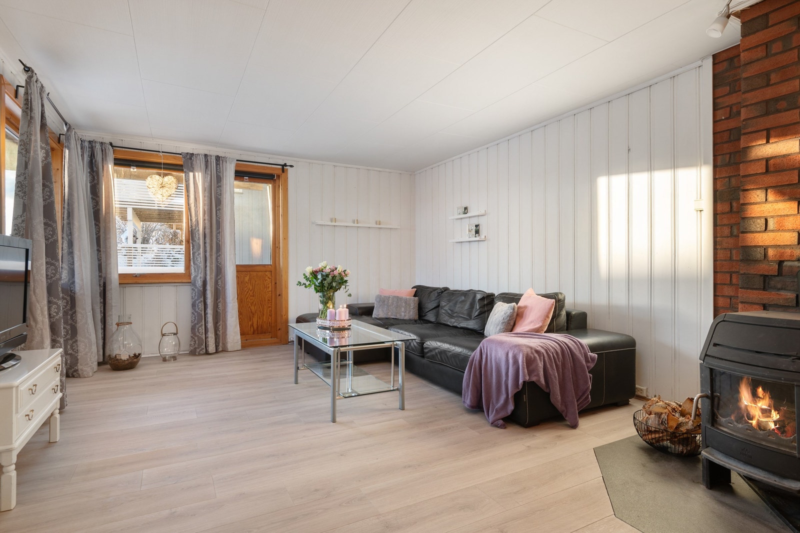 Arealet går over to plan, og har et samlet bruksareal (BRA) på 135 kvm. Galleribilde