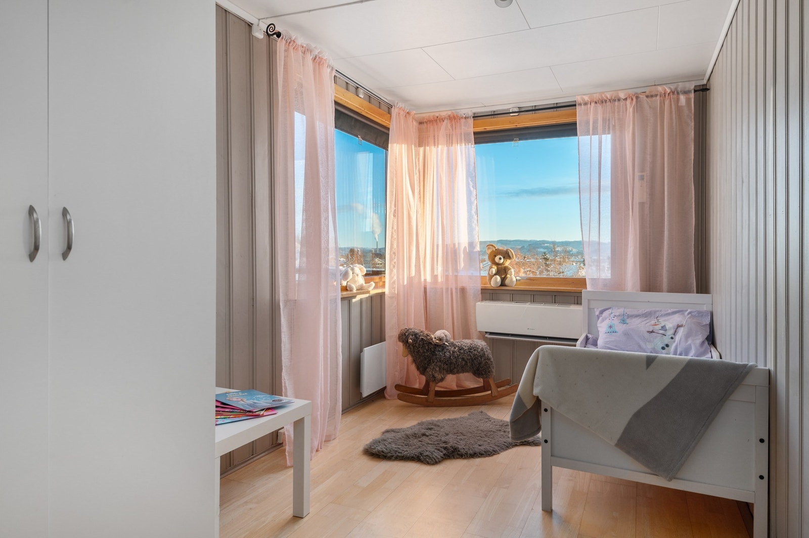 Soverom 2 måler 8,5 kvm, og har store hjørnevindu med flott utsikt mot nordøst. Galleribilde