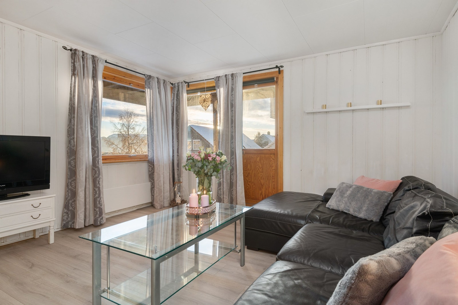 Stue med utgang til sørvestvendt veranda. Galleribilde