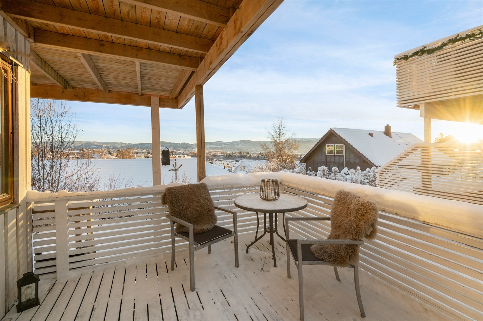 Eiendommen har fin utsikt mot sørøst, og gode solforhold på verandaen. Galleribilde