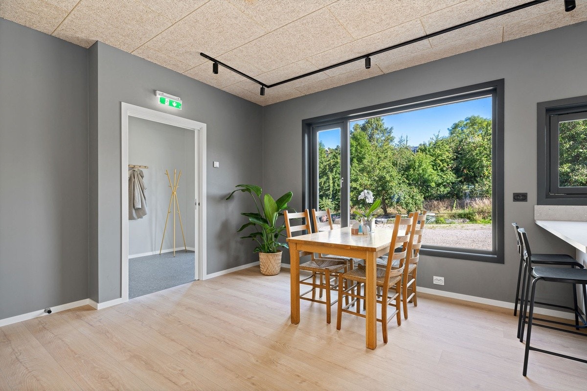 Kjøkkenbord med utsikt til hage Galleribilde