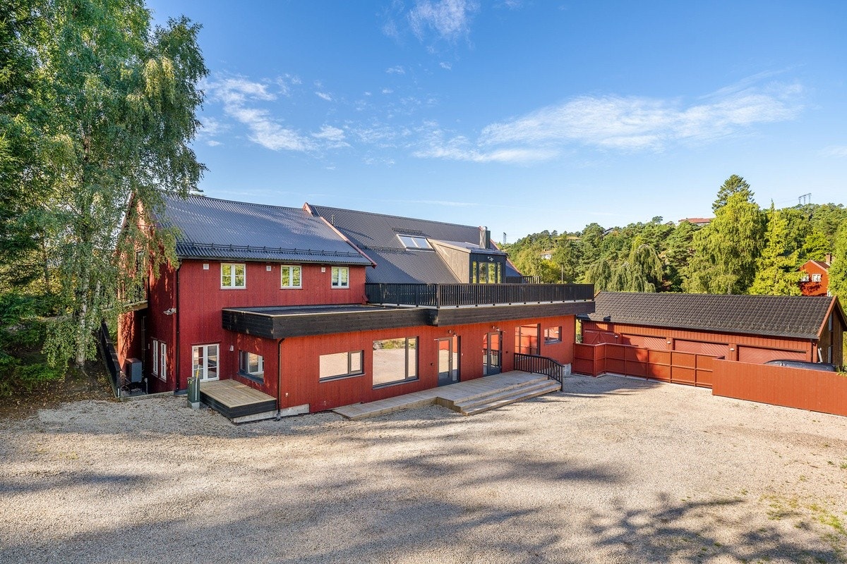 Inngang til leilighet og parkering Galleribilde