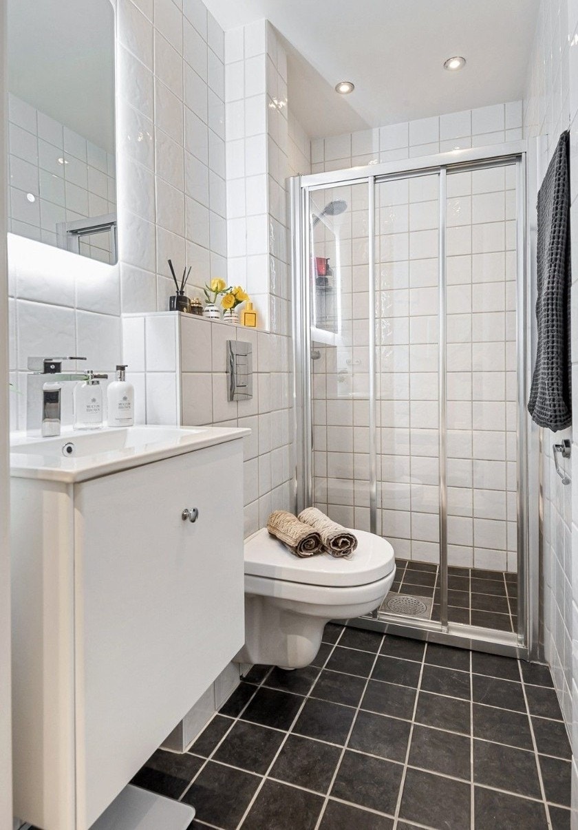 Pent flislagt bad med varme i gulv. Galleribilde
