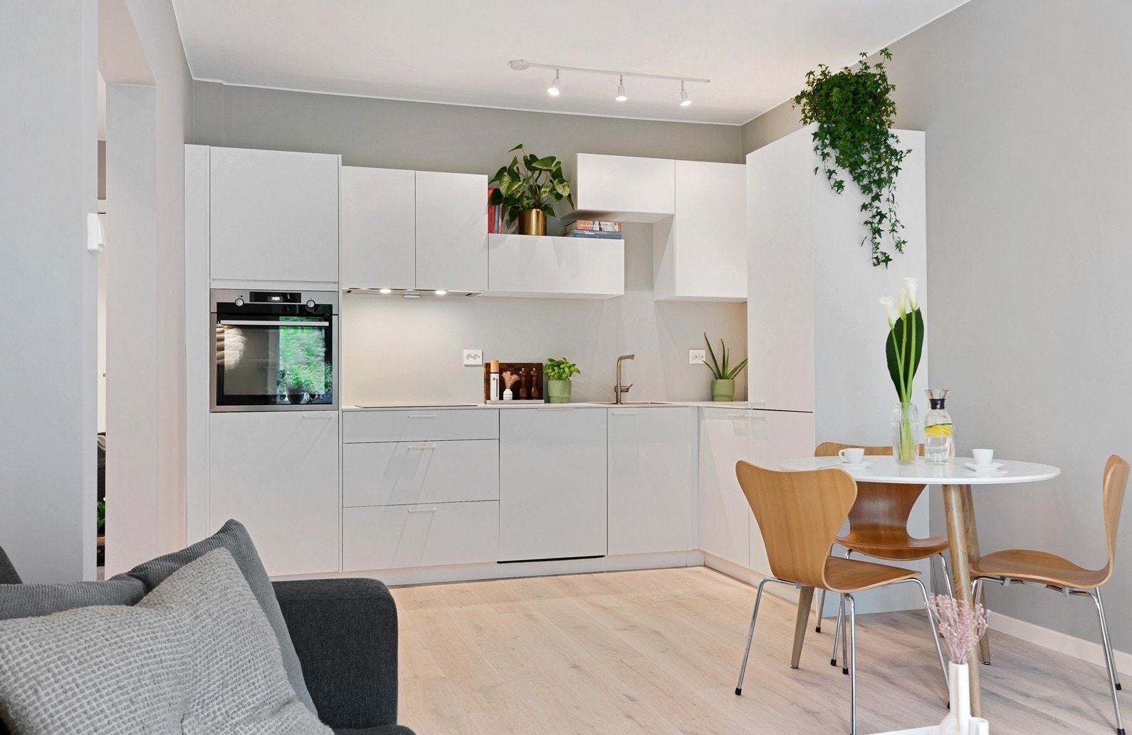 På kjøkkenet er det integrert kombiskap, oppvaskmaskin, komfyr, platetopp og vaskemaskin. Galleribilde