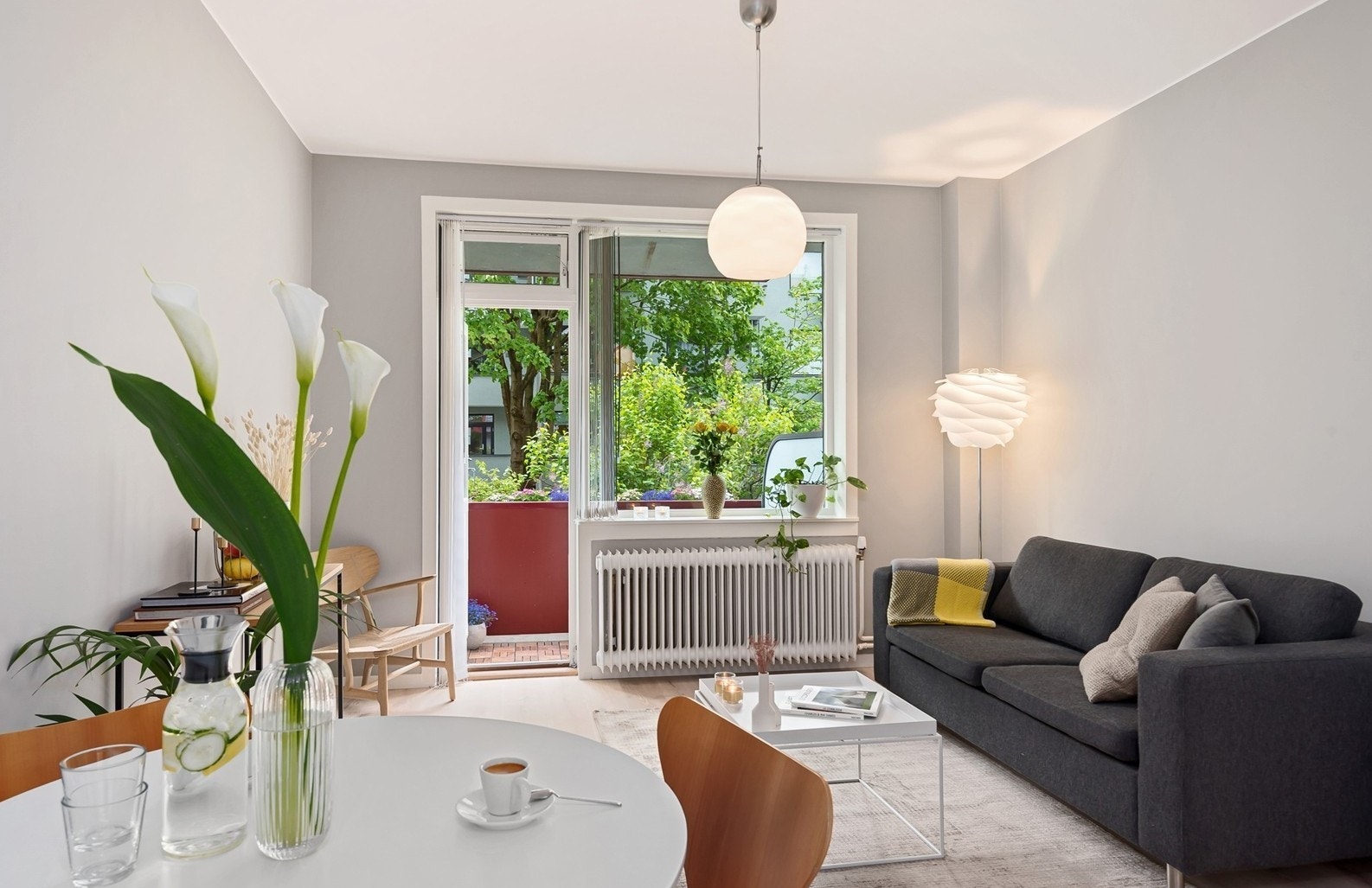 Fra stuen er det utgang til sydøst-vendt balkong som vender inn mot bakgården. Galleribilde