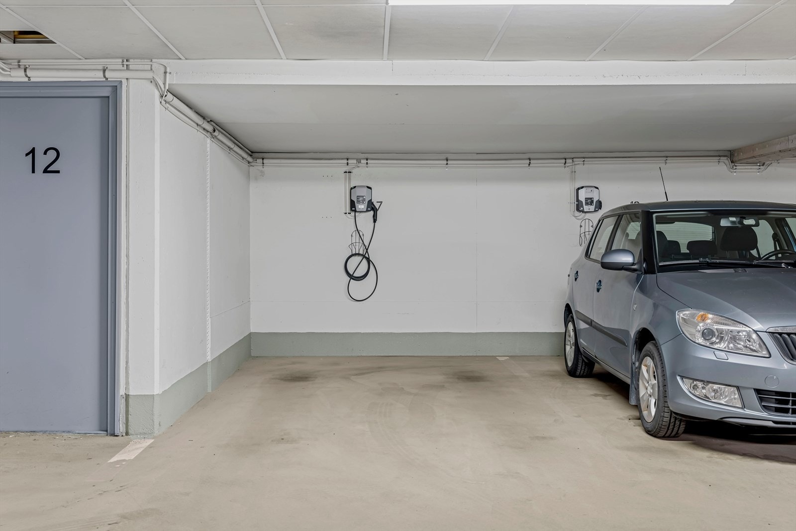 Det medfølger garasjeplass i felles garasjeanlegg. Det er ladeboks for elbil på plassen. Galleribilde