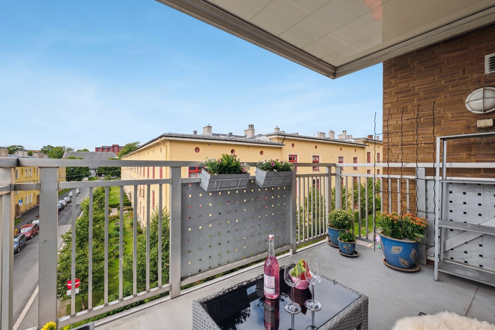Nyt solen gjennom dagen og hyggelig utsyn fra balkongen. Galleribilde
