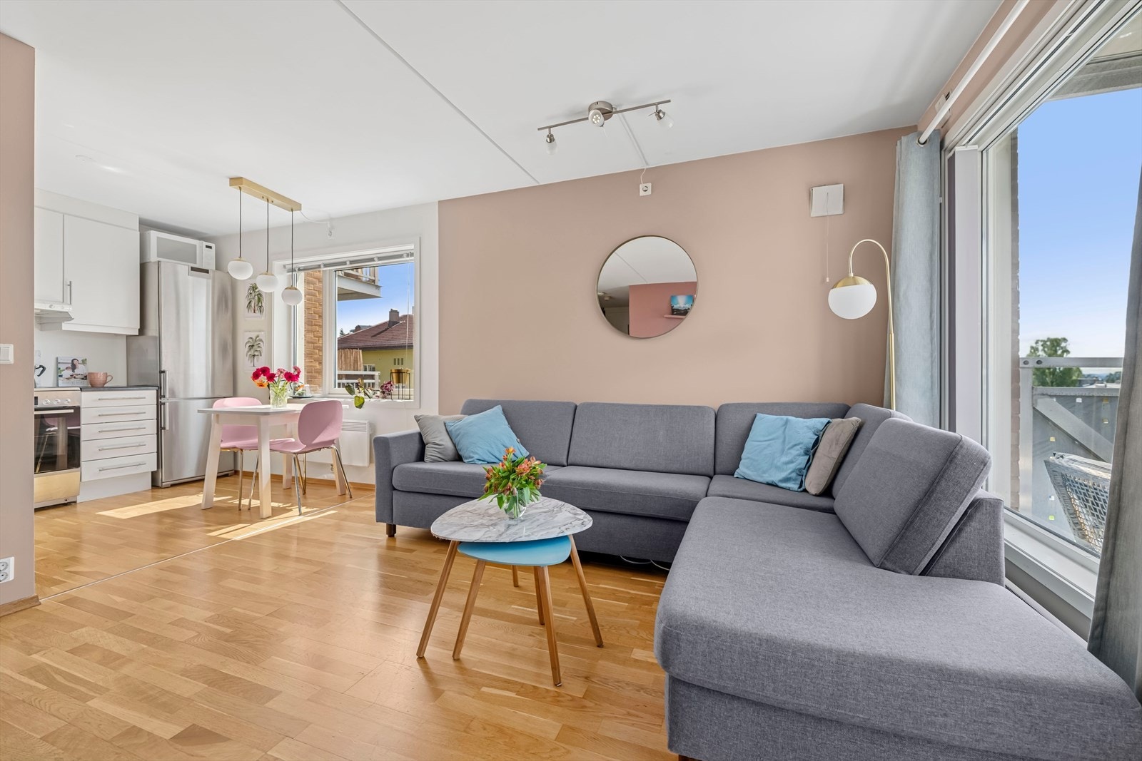 Her kan du invitere venner på hyggelige sammenkomster og stuen oppleves som leilighetens naturlige samlingspunkt. Galleribilde