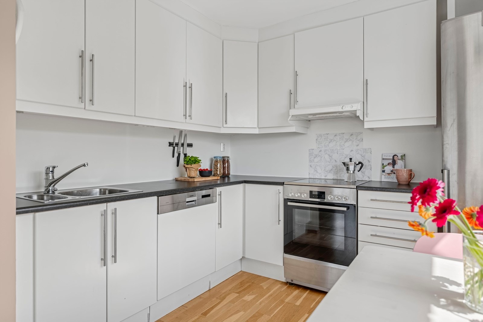 Kjøkkenet er videre utstyrt med kjøkkenventilator i stål/glass med kanal ført til byggets felles ventilasjonskanal, integrert oppvaskmaskin, samt frittstående komfyr og kjøl-/fryseskap. Galleribilde