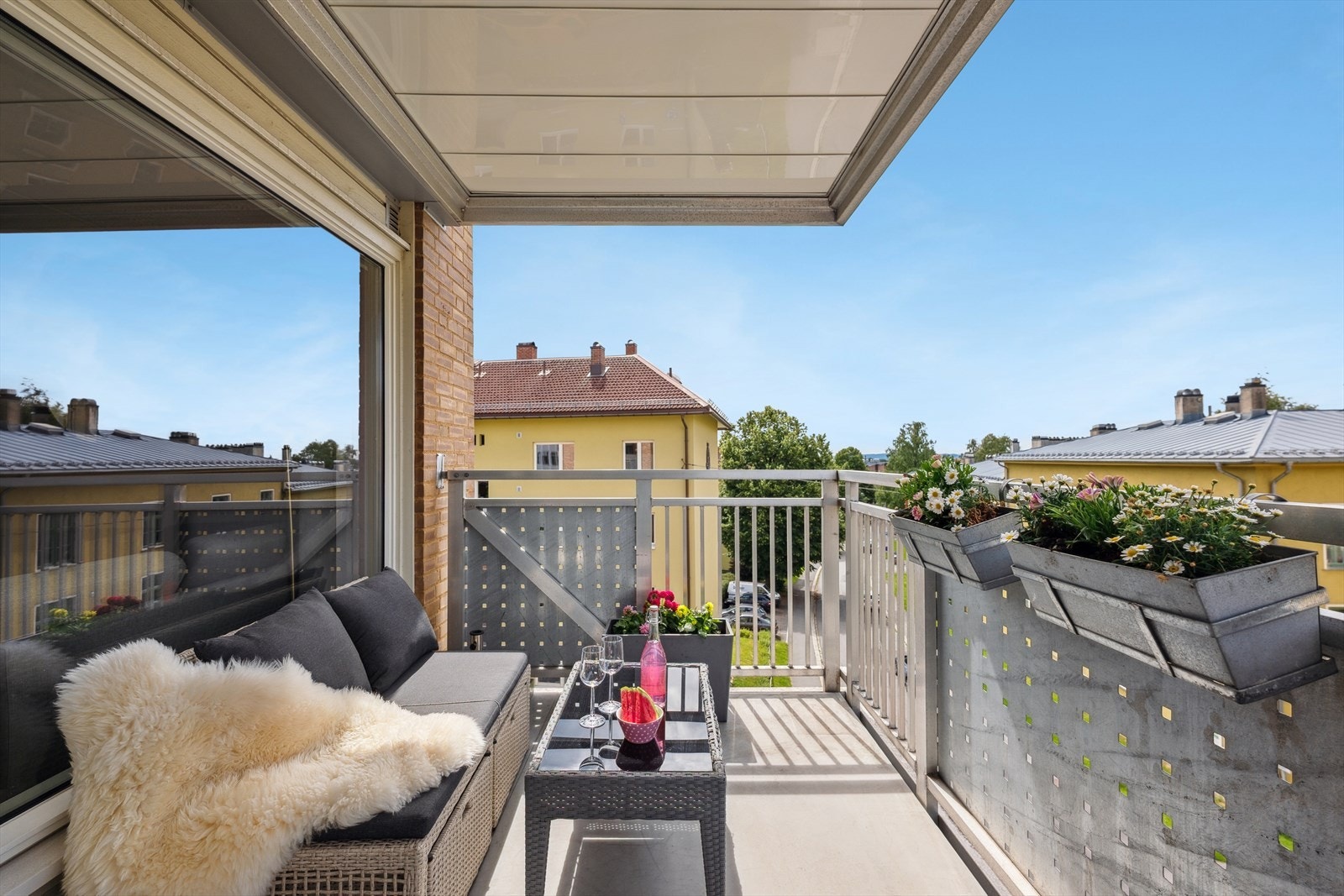 Fra stuen er det utgang til vestvendt balkong på ca 7 kvm. Galleribilde