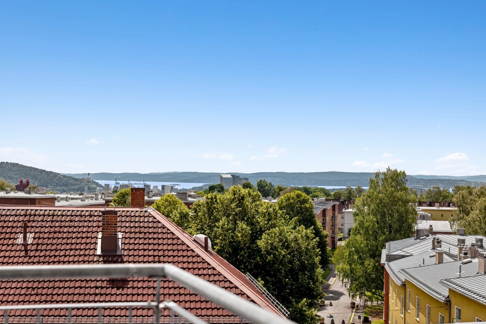 Det er flott utsikt mot sentrum og fjorden, fra takterrassen. Galleribilde