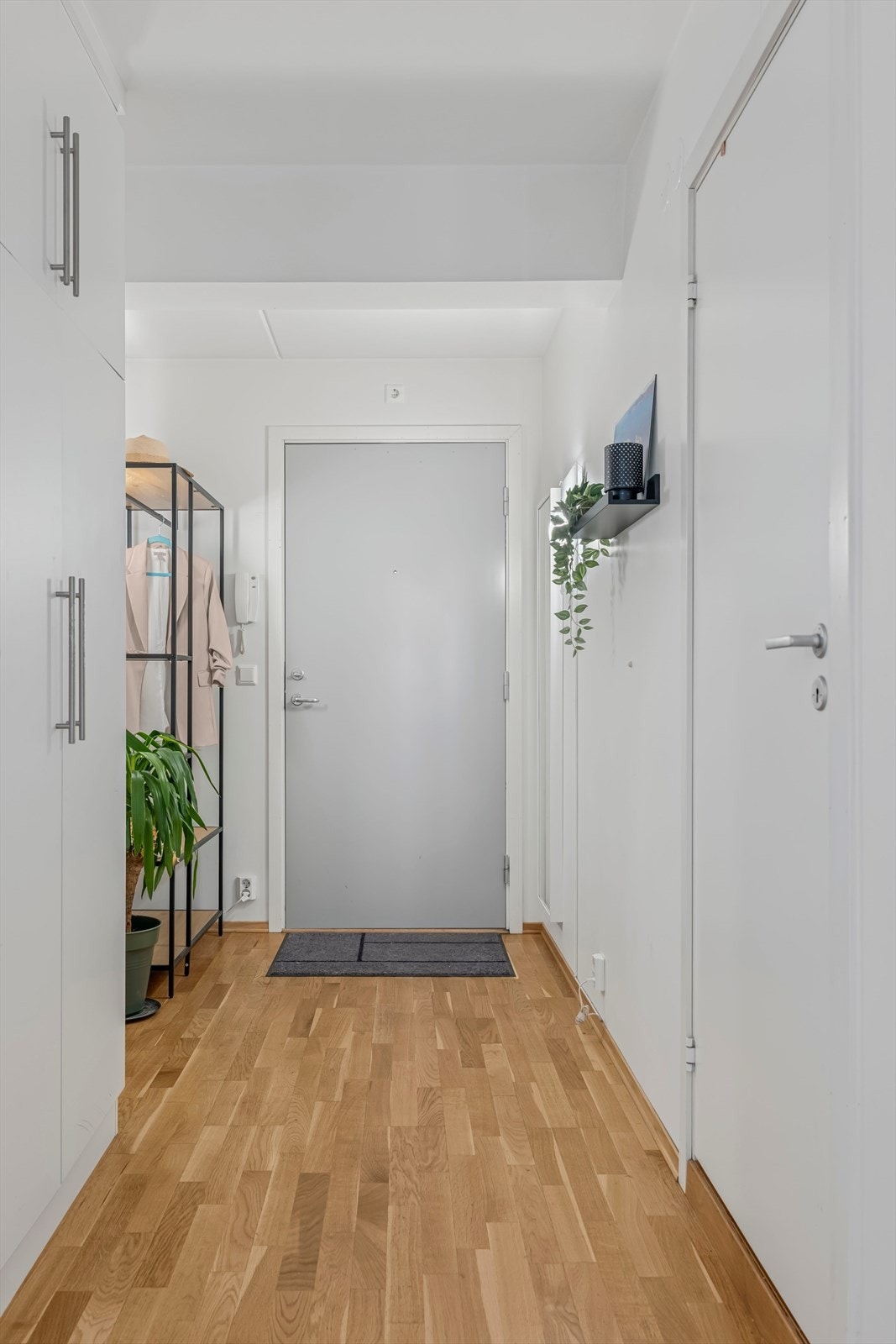 Entreèn har god plass til oppbevaring av yttertøy og sko, her er det godt å komme hjem. Galleribilde