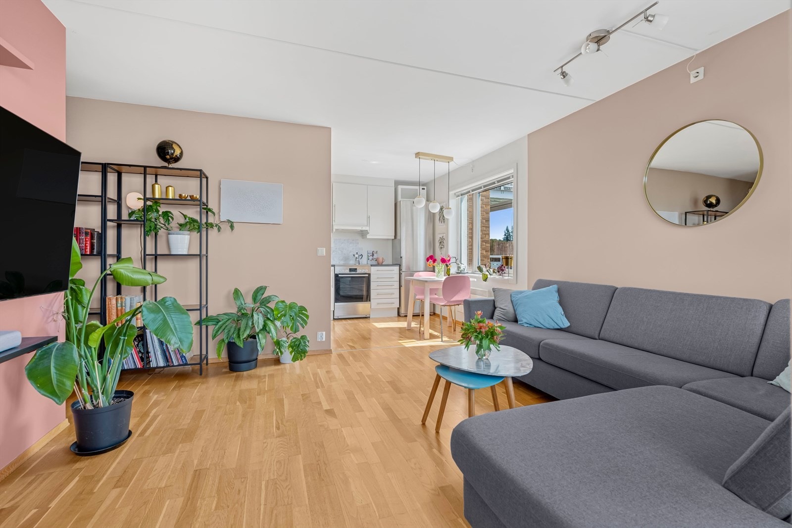 Praktisk åpen stue og kjøkkenløsning. Galleribilde