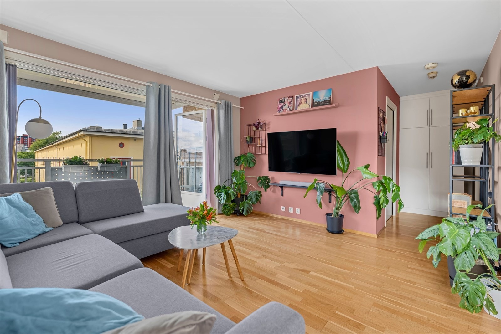 Stuen har malte vegger i delikate farger, komplimentert med eik lister og hvit himling som passer perfekt til boligens stil. Galleribilde