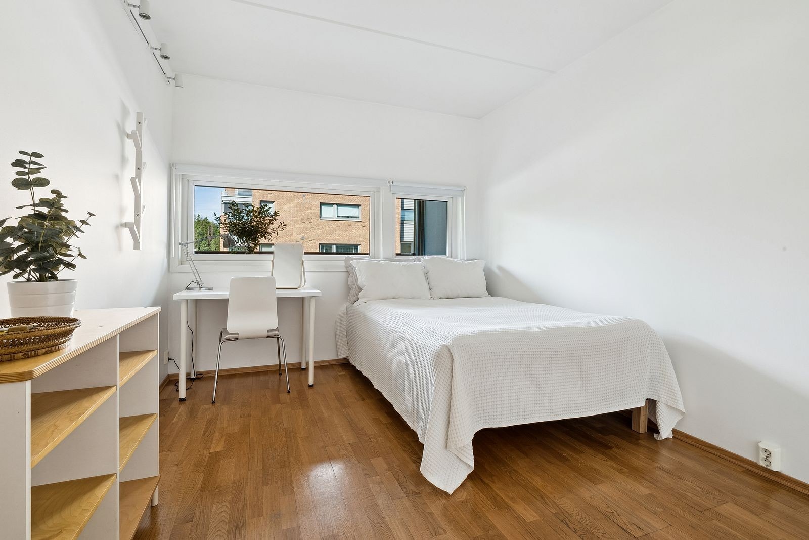 Dette soverommet har skyvedørsgarderobe. Det er solskjerming på begge soverom. Galleribilde